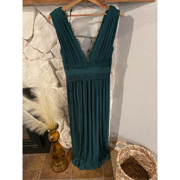 ASOS Dresses & Skirts - ASOS deep V pleated max dress silky smooth size 6